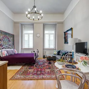 https://bohemian-studio-in-the-city-centre.inbudapesthotels.com